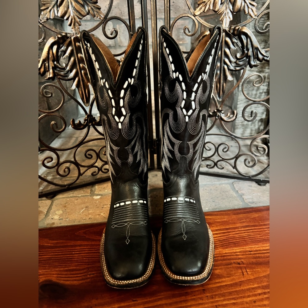 Lucchese Women’s Stitched Black Leather Saddle Boots